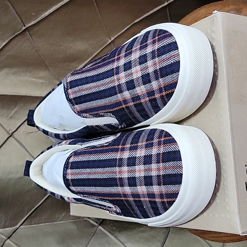 NWT- TAOS Footwear ‘Rubber Sole’ Slip On Canvas Sneaker - Picture 7 of 13